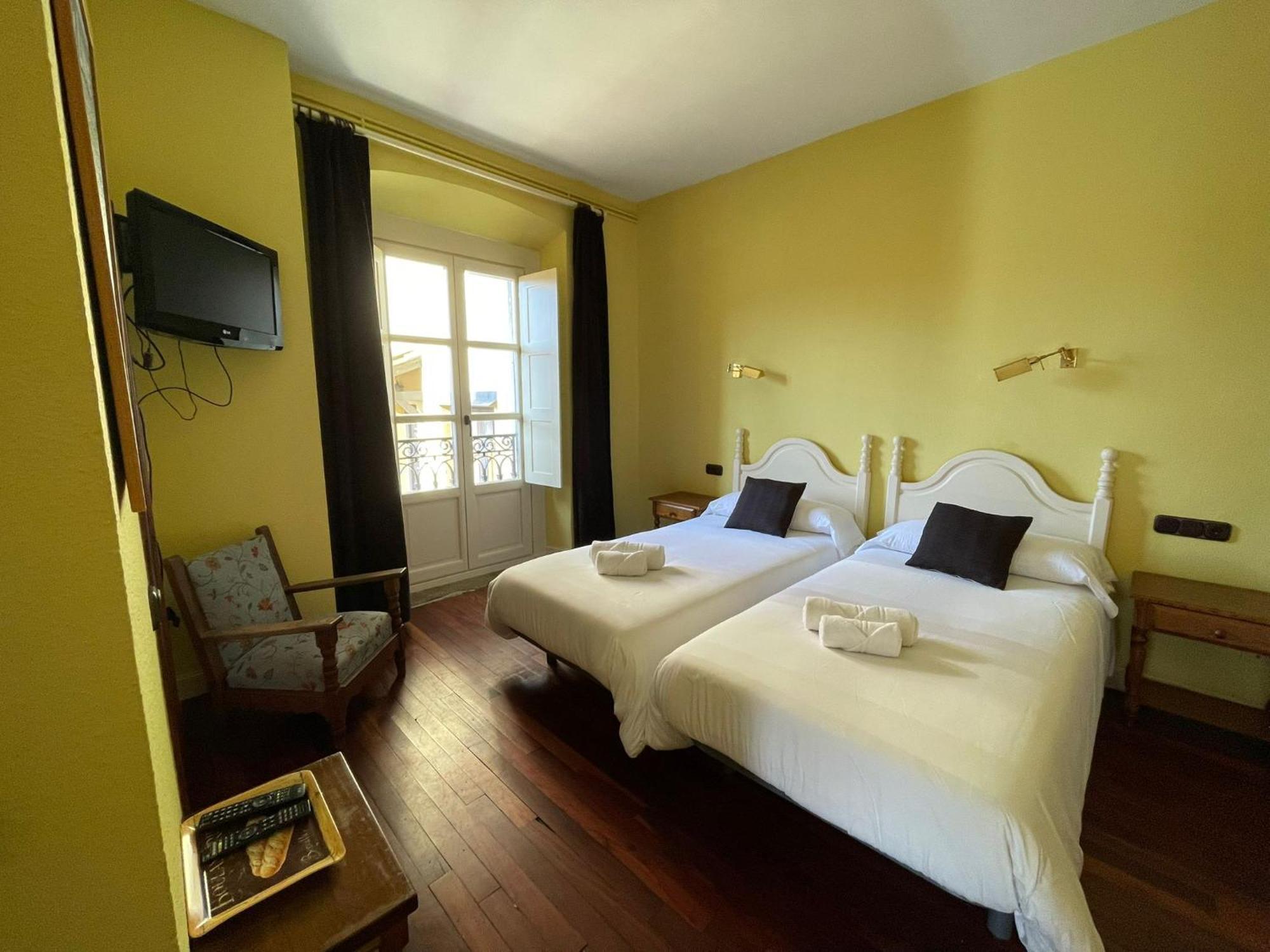 Hostal Esmeralda Comillas Bagian luar foto