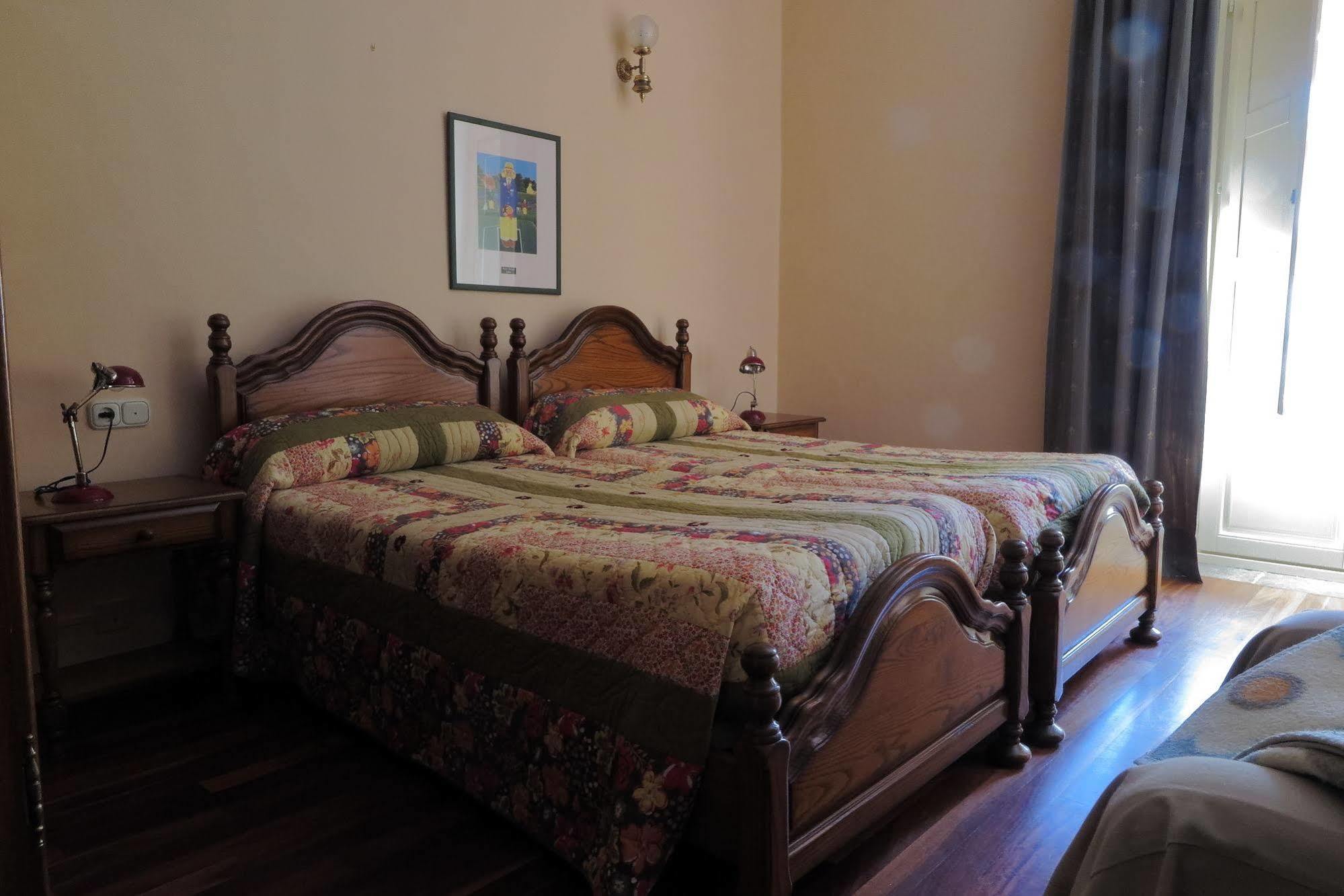 Hostal Esmeralda Comillas Bagian luar foto
